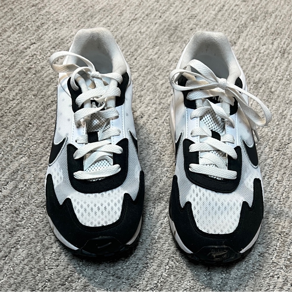Women’s Nike Air Max Solo Sneakers Size 7.5 black/white